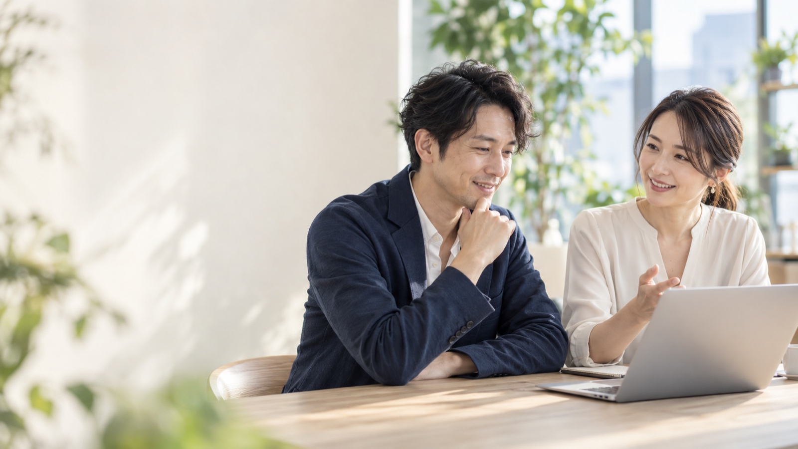 次のキャリアについて落ち着いて話し合う30代後半の男女のイメージ